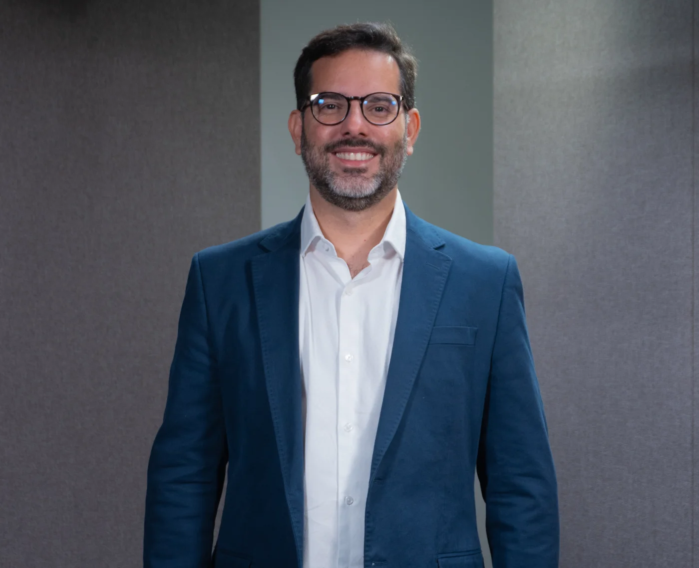 Retrato frontal de Diogo Guanabara, usando blazer azul.