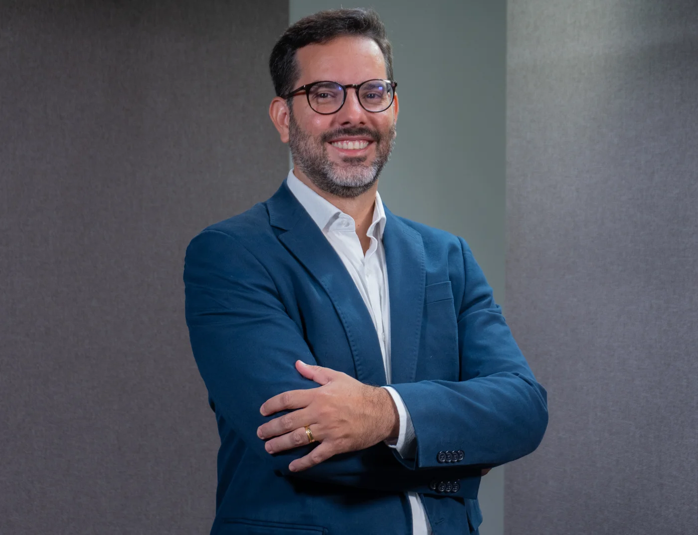 Diogo Guanabara de braços cruzados, usando blazer azul.