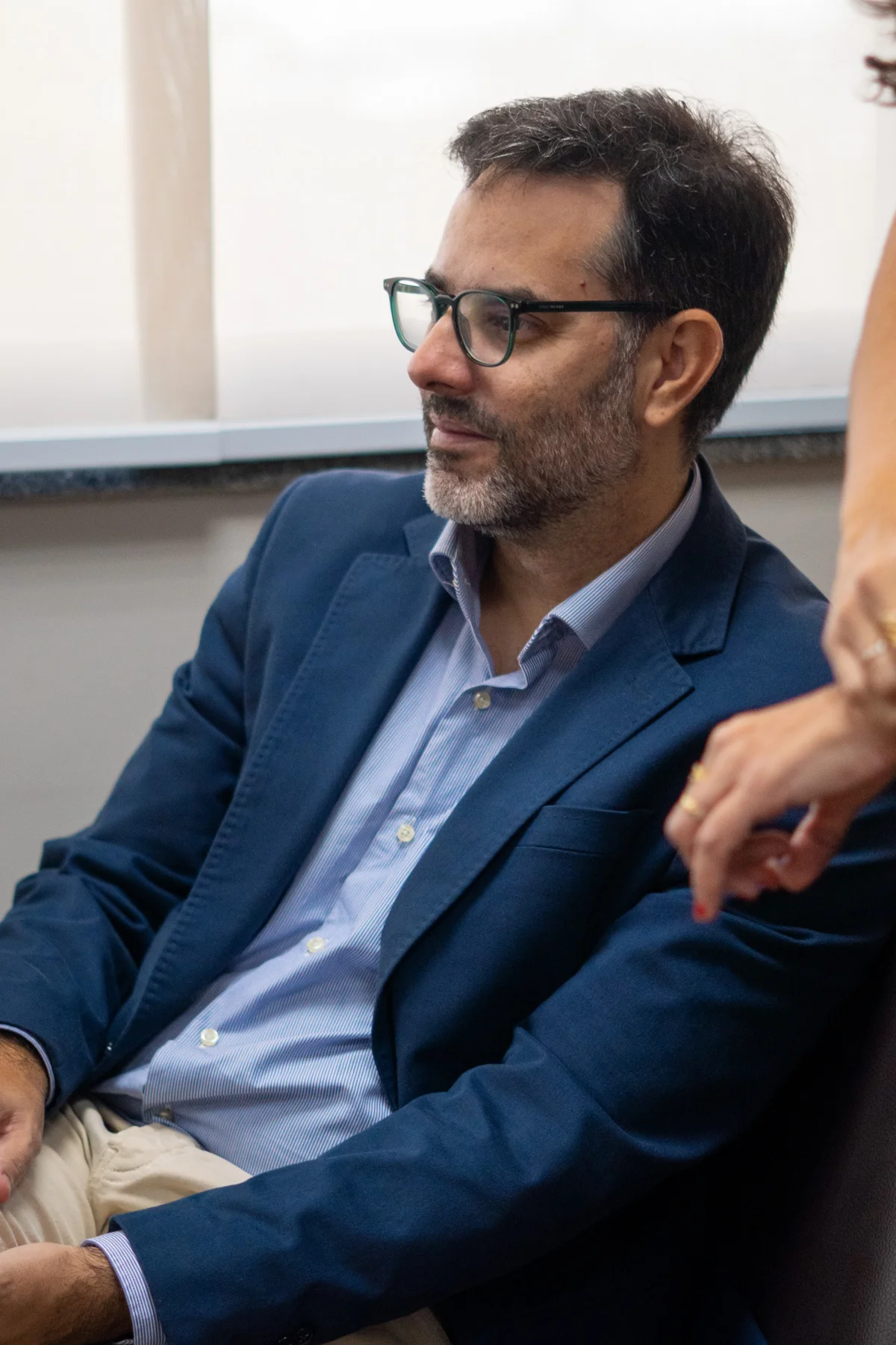 Diogo Guanabara sentado durante um encontro institucional.