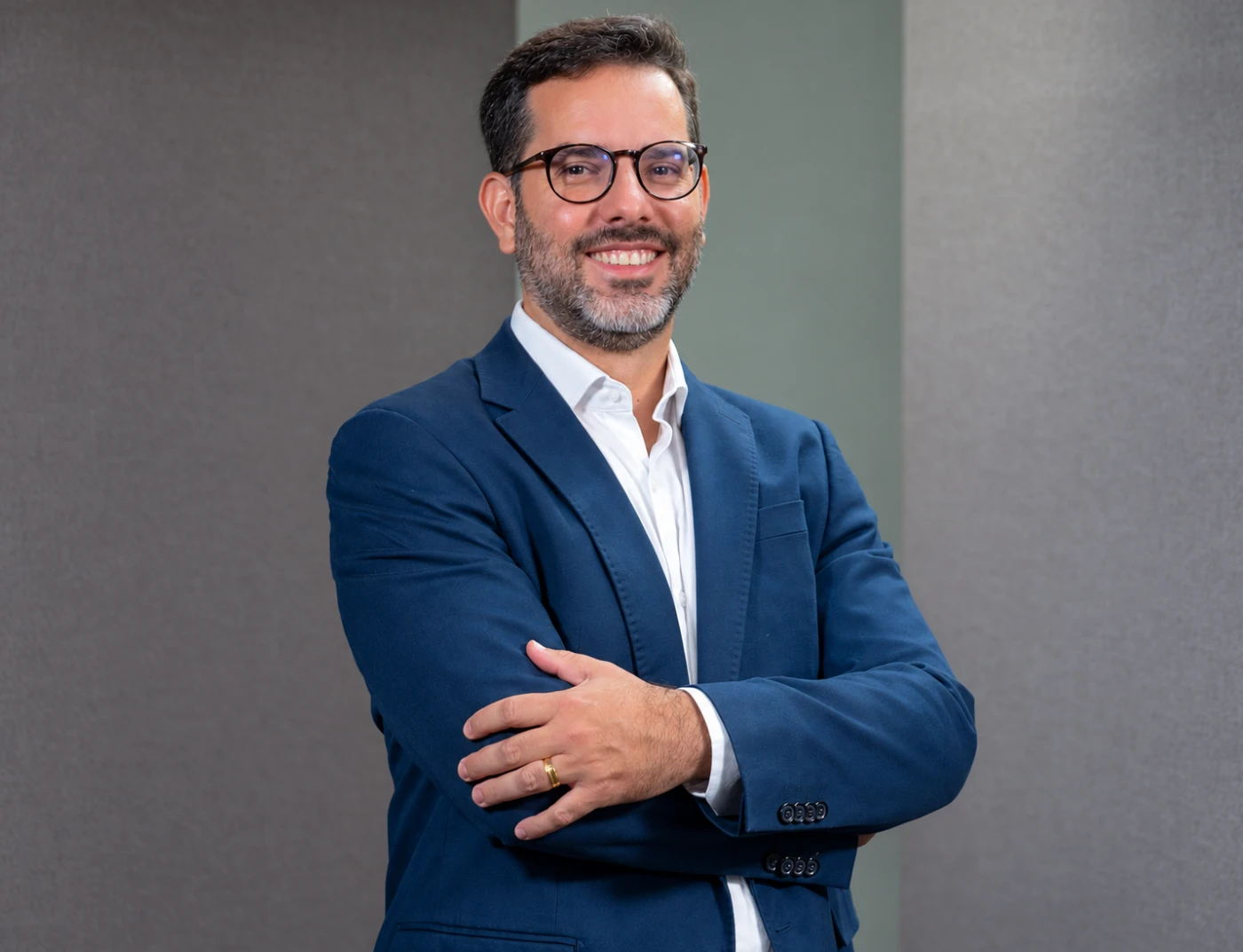 Diogo Guanabara, de blazer azul, sorrindo.